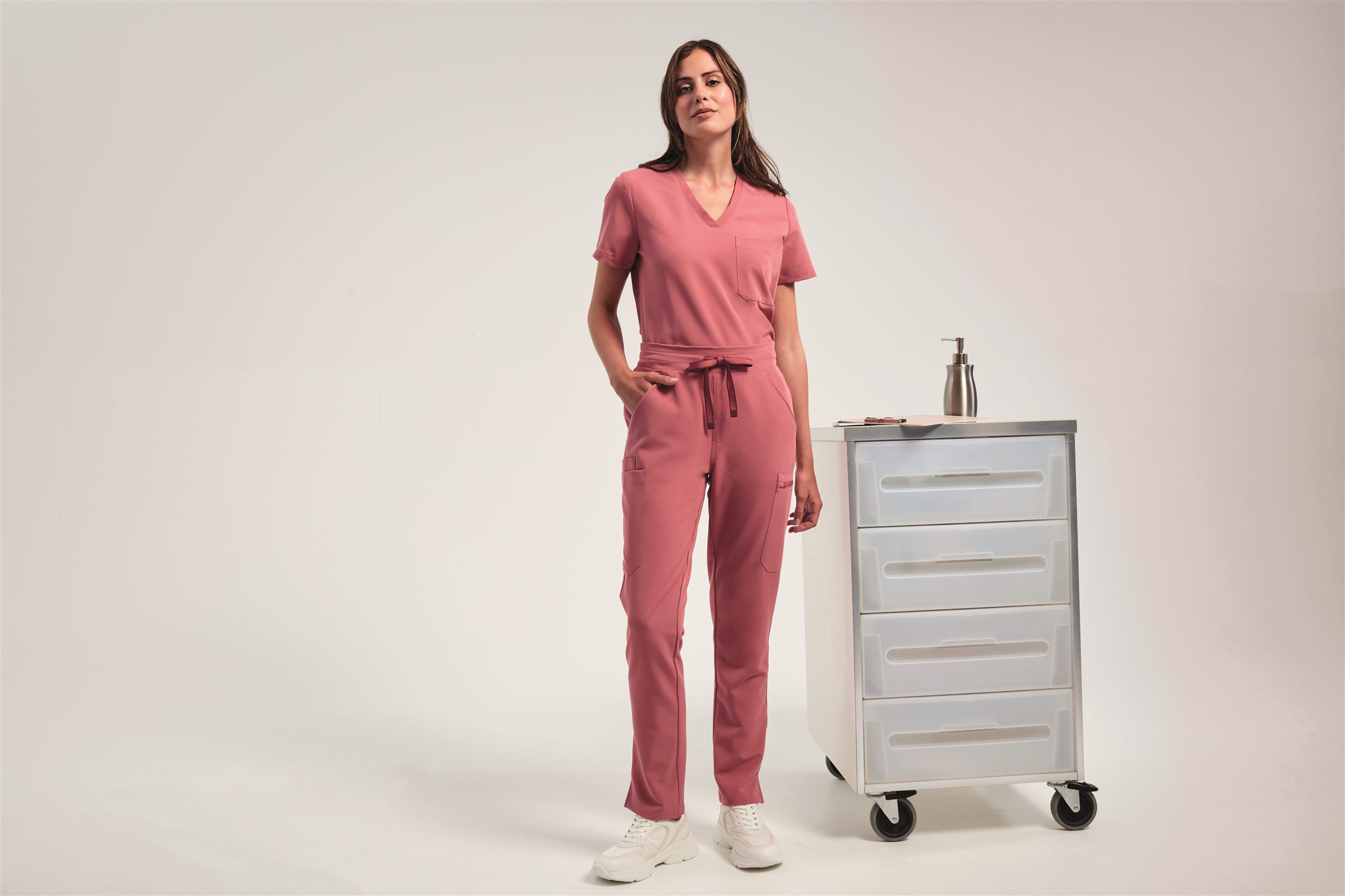 Relentless Cargo Pantalone Donna MW600 Calm Pink — Mediswear lifestyle